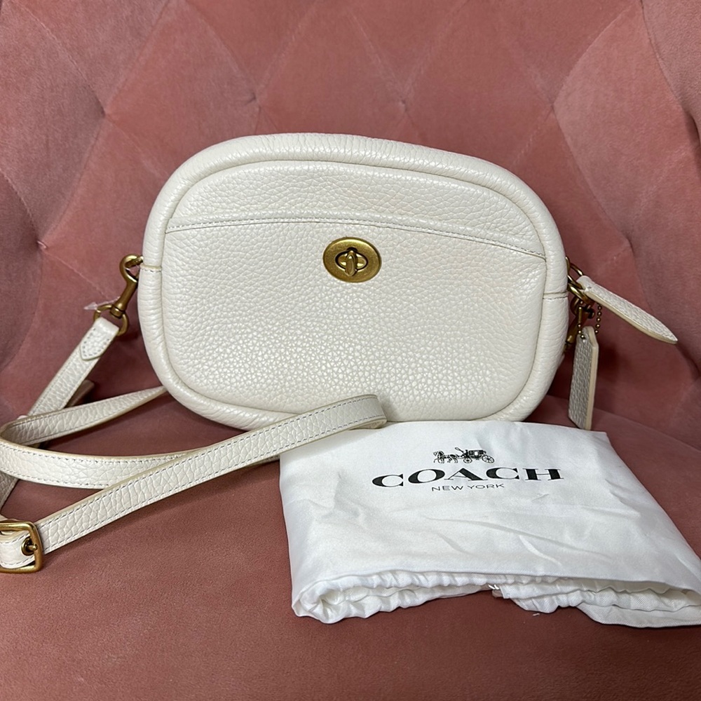 NWOT Coach Camera Bag in Bone Soft Pebble Leather